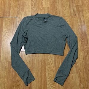 Vuori Long Sleeve Lux Crop Tee Womens Size Medium Gray Soft Comfort Athleisure